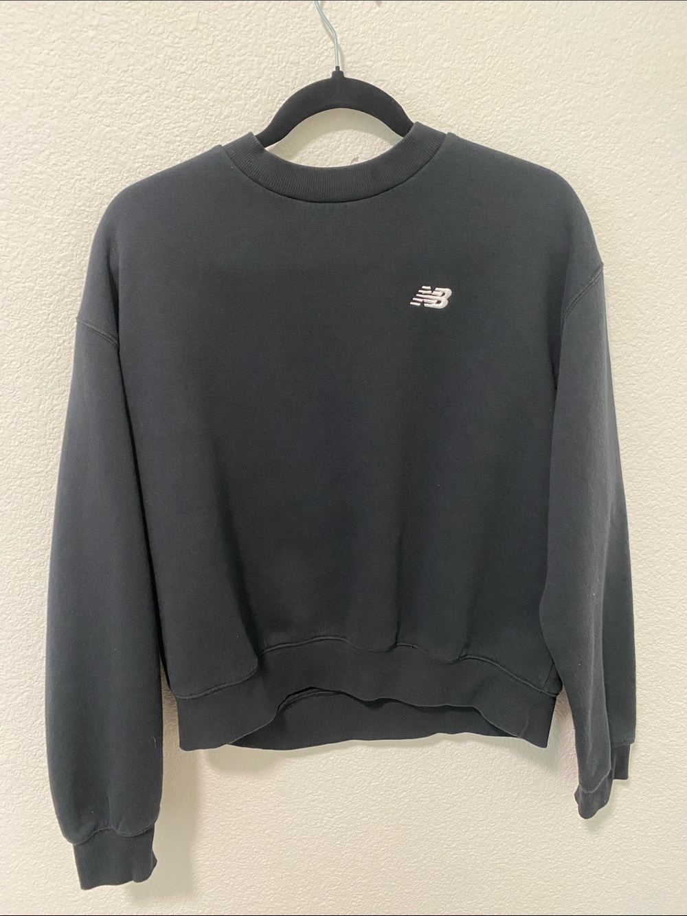 New Balance Black Women's Crew Sweatshirt with Small Logo
